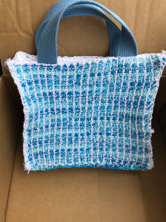 紫陽花っぽいブルーの手編みミニバッグ 1枚目の画像