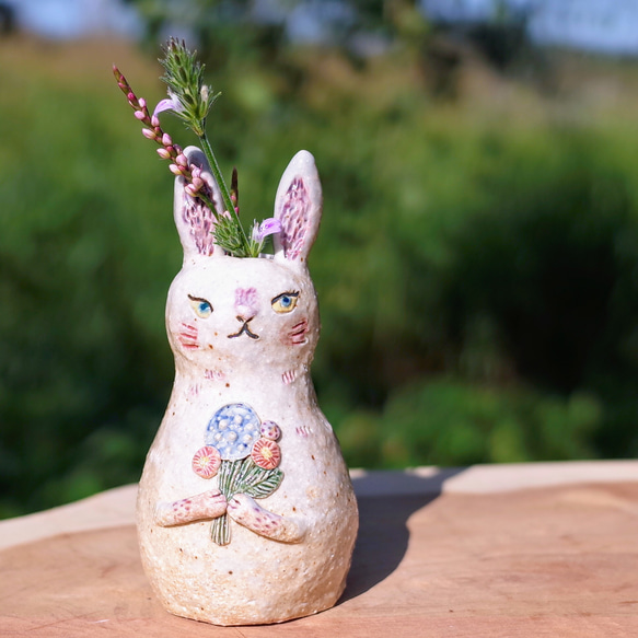 花束を持った 白うさぎ ミニ花瓶  一輪挿し 1枚目の画像