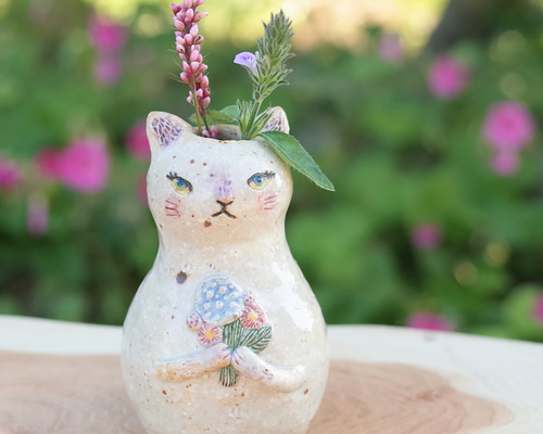 花束を持った 白猫ミニ花瓶 一輪挿し 一輪挿し・花瓶・花器 けいすいが