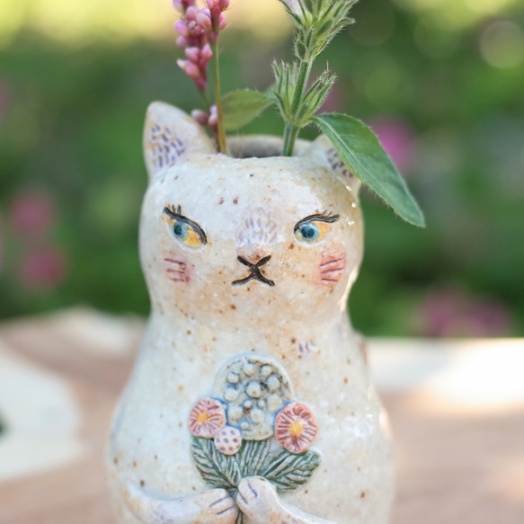 花束を持った 猫ちゃんミニ花瓶  一輪挿し 2枚目の画像