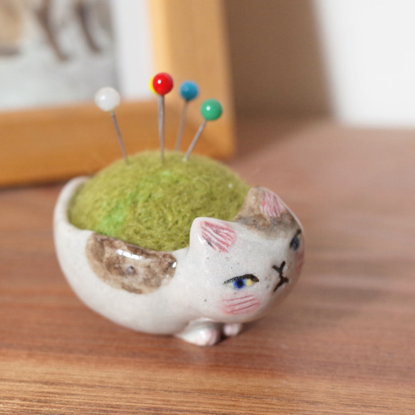 ぶち猫ちゃん  ミニ針刺し  (うぐいす色) 5枚目の画像