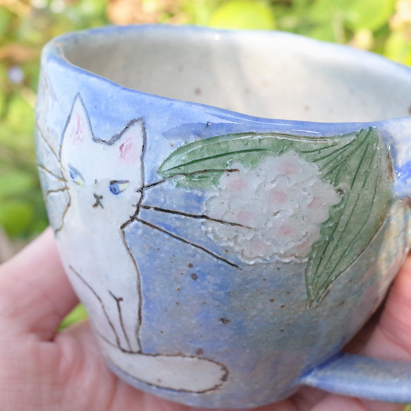 白猫と白い花    小さめマグカップ  (トリコブルー) 2枚目の画像