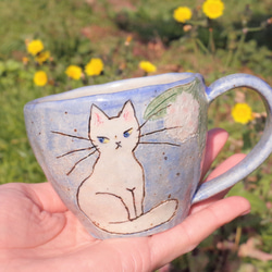 白猫と白い花    小さめマグカップ  (トリコブルー) 8枚目の画像