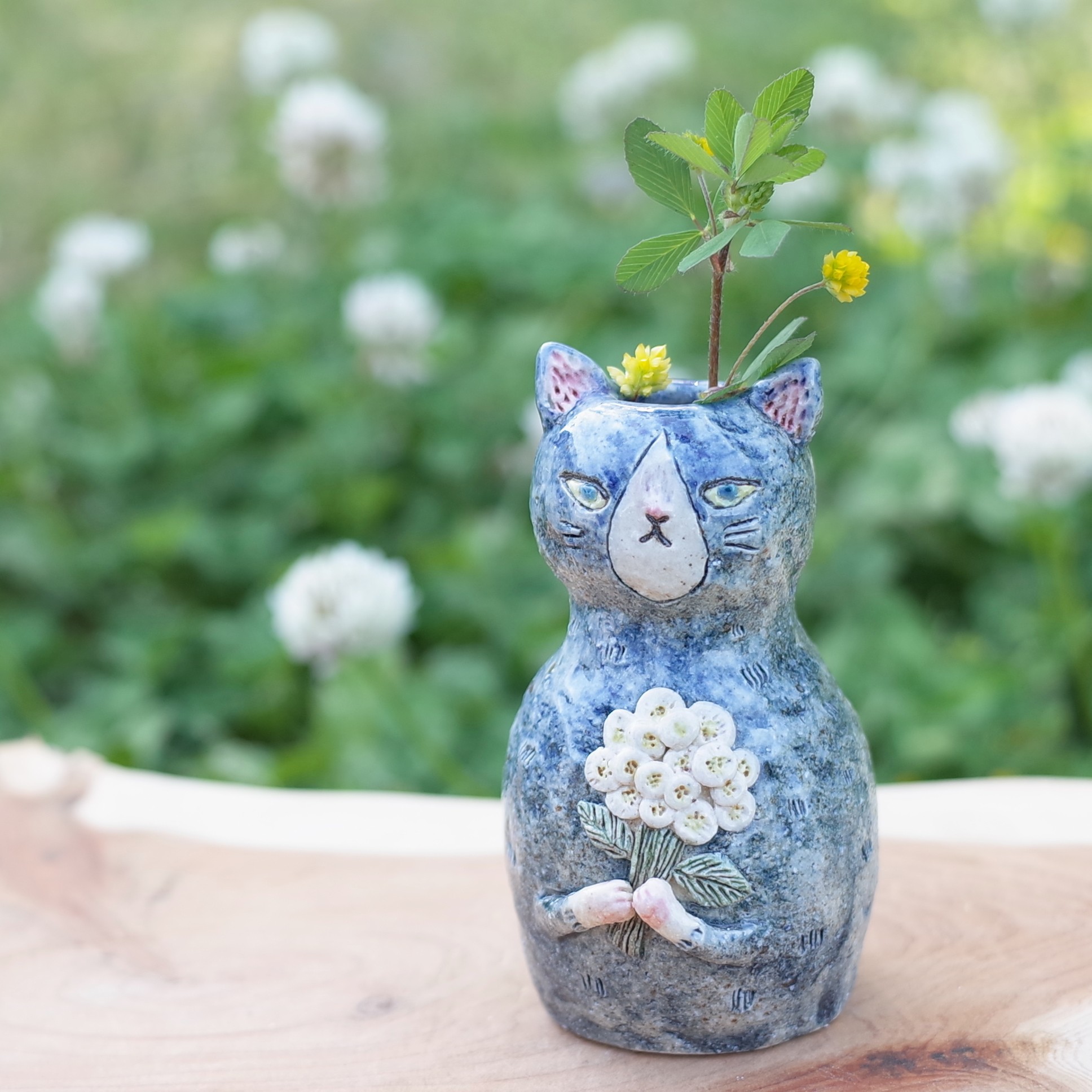 花束を持った猫ちゃん 【ハチワレ】ミニ花瓶 一輪挿し 一輪挿し