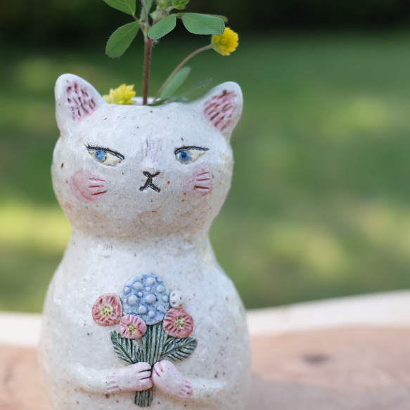 花束を持った 白猫ちゃん ミニ花瓶  一輪挿し 2枚目の画像
