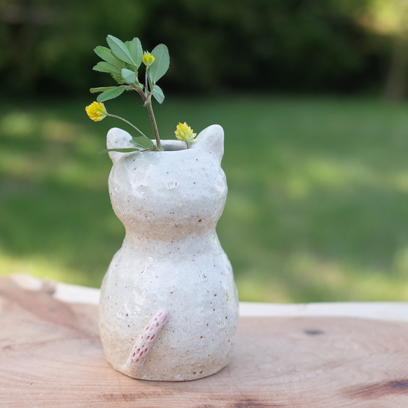 花束を持った 白猫ちゃん ミニ花瓶  一輪挿し 4枚目の画像