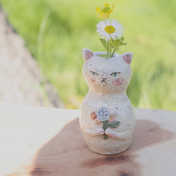 花束を持った白猫ちゃん  ミニ花瓶  一輪挿し 1枚目の画像