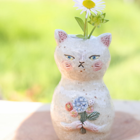 花束を持った白猫ちゃん  ミニ花瓶  一輪挿し 3枚目の画像