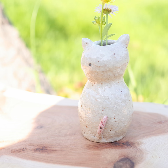 花束を持った白猫ちゃん  ミニ花瓶  一輪挿し 2枚目の画像
