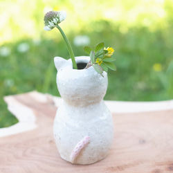 花束を持った白猫ちゃん   ミニ花瓶  一輪挿し 2枚目の画像