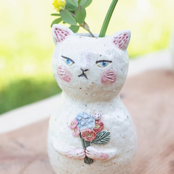 花束を持った白猫ちゃん   ミニ花瓶  一輪挿し 3枚目の画像