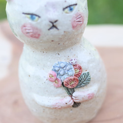 花束を持った白猫ちゃん   ミニ花瓶  一輪挿し 4枚目の画像