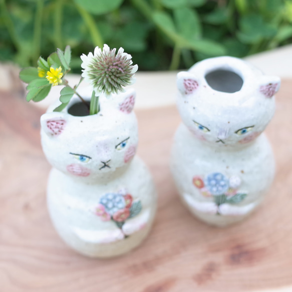 花束を持った白猫ちゃん   ミニ花瓶  一輪挿し 6枚目の画像