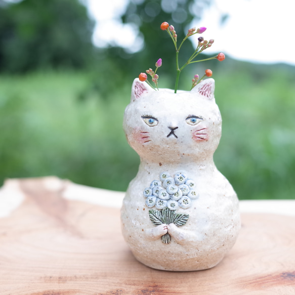 花束を持った 白猫  ミニ花瓶  一輪挿し 1枚目の画像