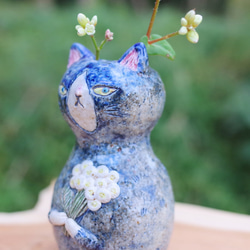 花束を持った猫  ミニ花瓶  一輪挿し(ハチワレ) 4枚目の画像