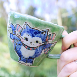 風船を持った猫ちゃん  マグカップ (ハチワレ) 1枚目の画像