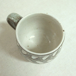 白釉マグカップ　搔き落とし 2枚目の画像