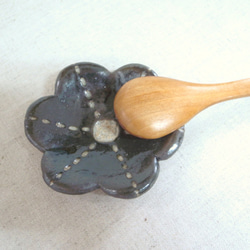 花　豆皿・スプーン置き（黒）　 4枚目の画像