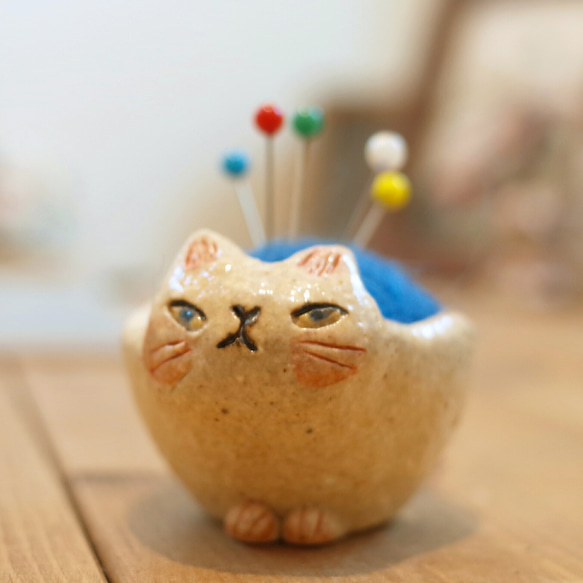 針刺し  針山   白ねこちゃん【青】 5枚目の画像