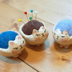 針刺し  針山   白ねこちゃん【青】 6枚目の画像