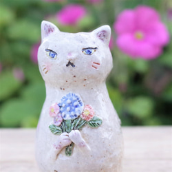 花束をもった 白猫　ミニ花瓶　一輪挿し 3枚目の画像