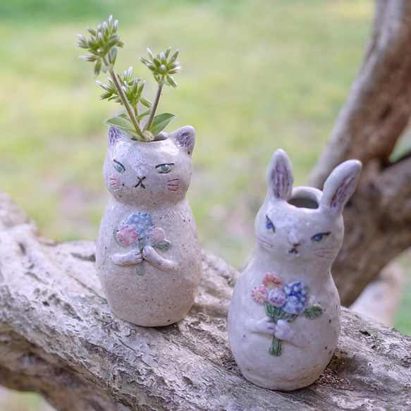 花束をもった 白猫  ミニ花瓶  一輪挿し 4枚目の画像
