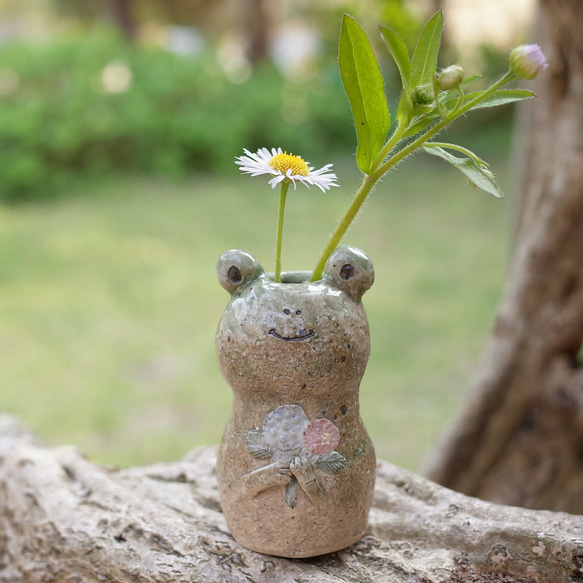 花束をもった カエルちゃん  ミニ花瓶  一輪挿し 1枚目の画像