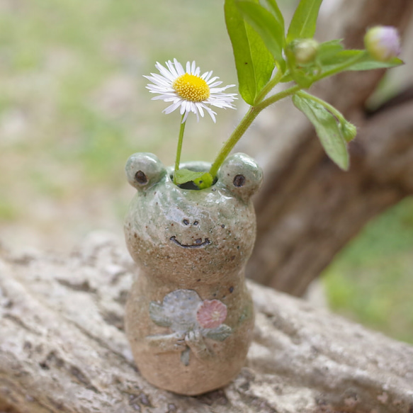 花束をもった カエルちゃん  ミニ花瓶  一輪挿し 2枚目の画像