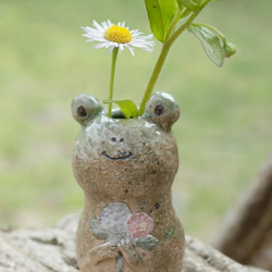 花束をもった カエルちゃん  ミニ花瓶  一輪挿し 5枚目の画像