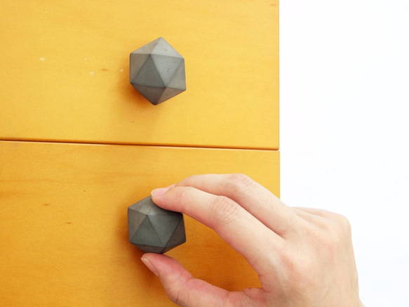 FENEN - Handcrafted black concrete knob / hook – Icosahedron 2枚目の画像