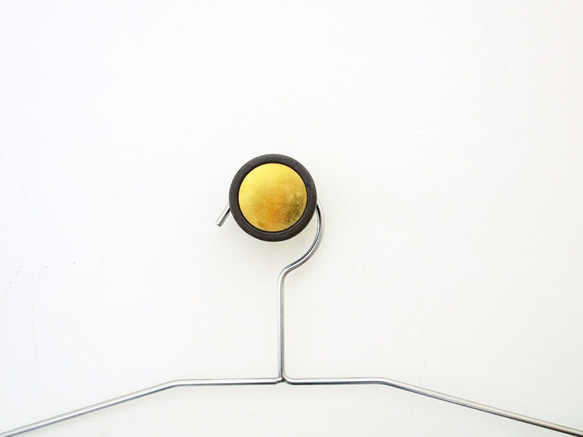 FENEN - Handcrafted black concrete knob / hook –Inlaid Brass 2枚目の画像