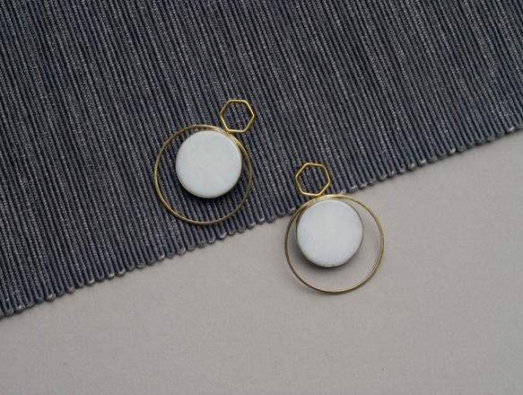 White Stone Geometric Earrings/ White - Handmade 1枚目の画像