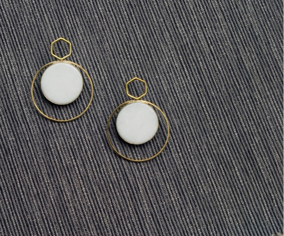 White Stone Geometric Earrings/ White - Handmade 2枚目の画像