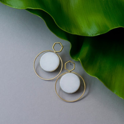 White Stone Geometric Earrings/ White - Handmade 3枚目の画像