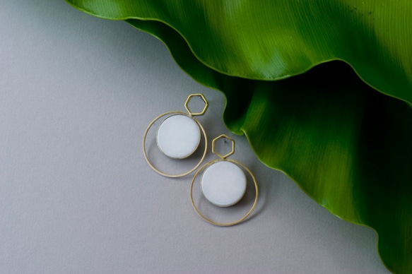 White Stone Geometric Earrings/ White - Handmade 3枚目の画像