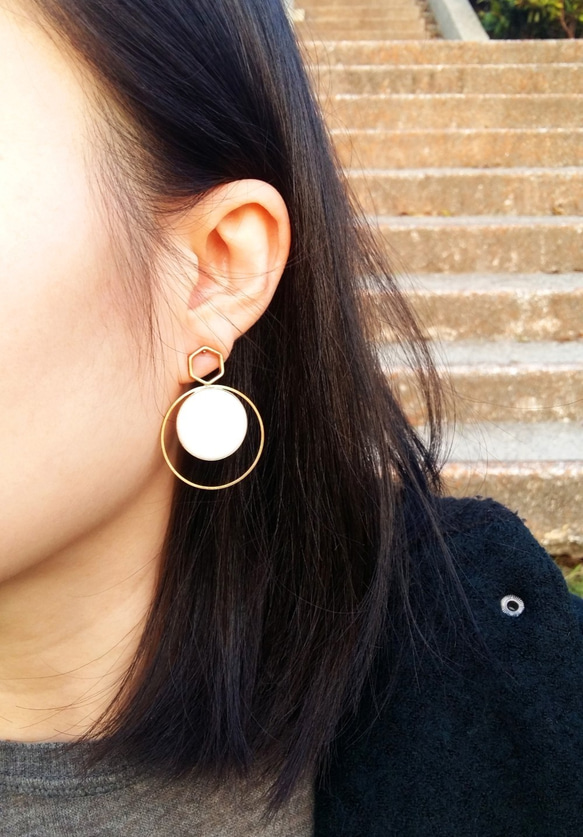 White Stone Geometric Earrings/ White - Handmade 5枚目の画像