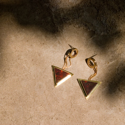 Trilogy-Loop & Triangle Stone Earrings-Rouge-Silver Stud 2枚目の画像