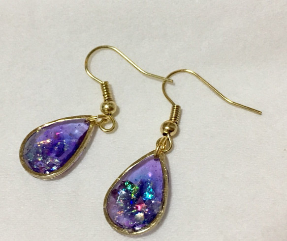 purple drop sway earring - 紫の揺れる雫のイヤリング - 1枚目の画像