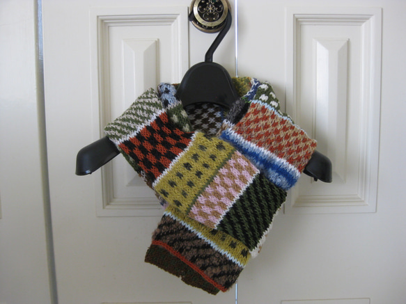 色々な色の色々な毛糸で編んだマフラーNo.２ 3枚目の画像