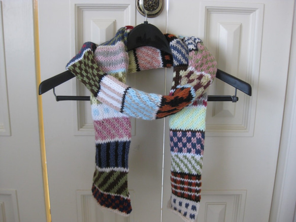 色々な色の毛糸で色々な編み方をしたマフラーNo 6 2枚目の画像