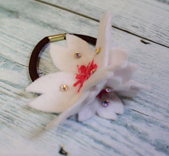 スワロフスキー・クリスタルが煌めく桜のヘアゴム 2枚目の画像