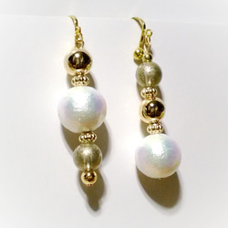 送料無料　Rich White Cotton Pearl Earrings 1枚目の画像