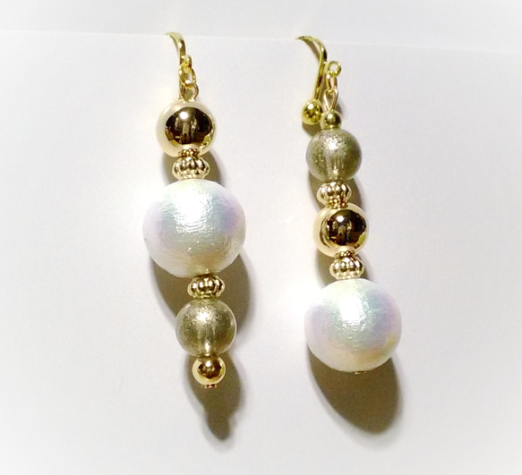 送料無料　Rich White Cotton Pearl Earrings 1枚目の画像