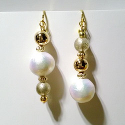 送料無料　Rich White Cotton Pearl Earrings 4枚目の画像