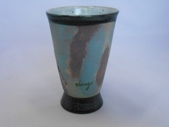 カブトムシカップ　ゴホンヅノカブト　（正面、白地に青・紫） 2枚目の画像