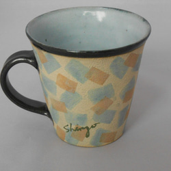 カブトムシマグカップ　コーカサスオオカブト（正面、白地に黄・水色） 3枚目の画像