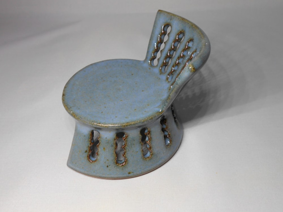 陶製のミニチュア椅子（ブルーグレー釉） 2枚目の画像