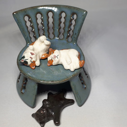 陶製のミニチュア椅子（ブルーグレー釉） 7枚目の画像