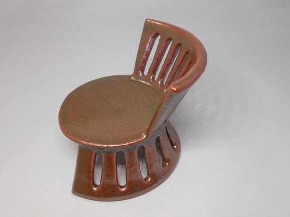 陶製のミニチュア椅子（鉄釉） 2枚目の画像