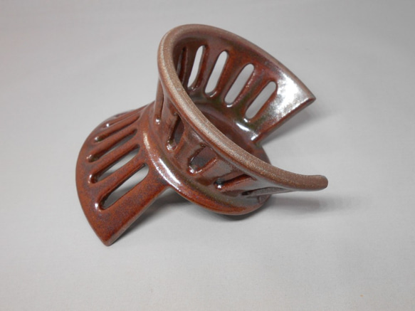 陶製のミニチュア椅子（鉄釉） 5枚目の画像